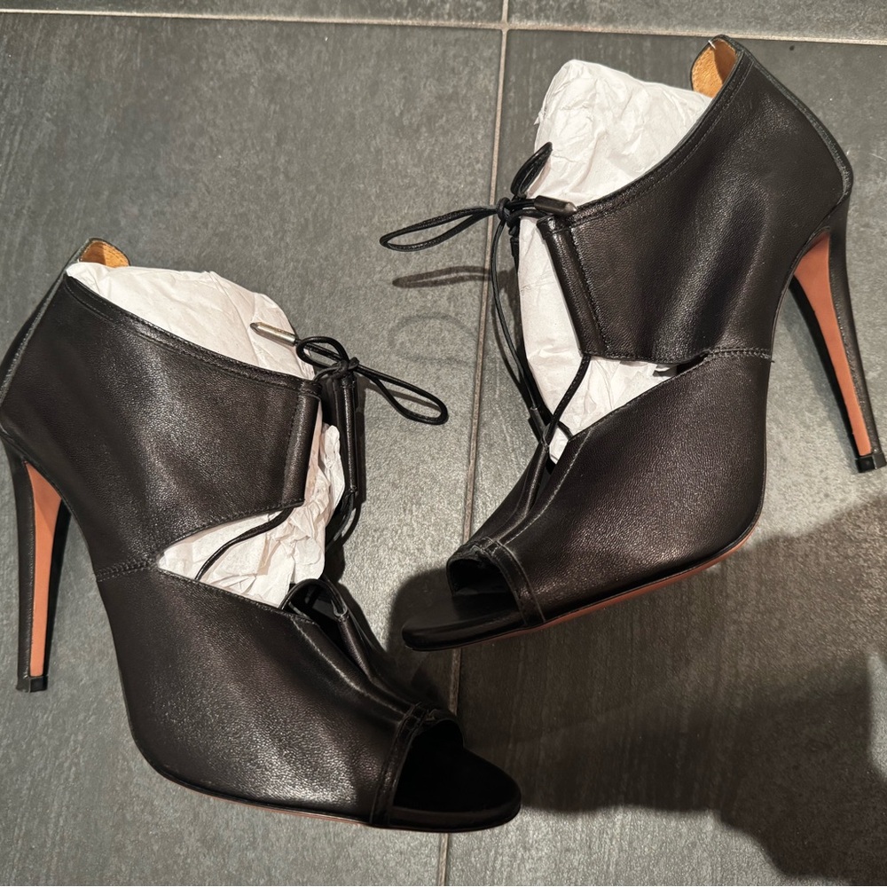 Aquazurra black leather Elegant Black Peep-Toe Heels